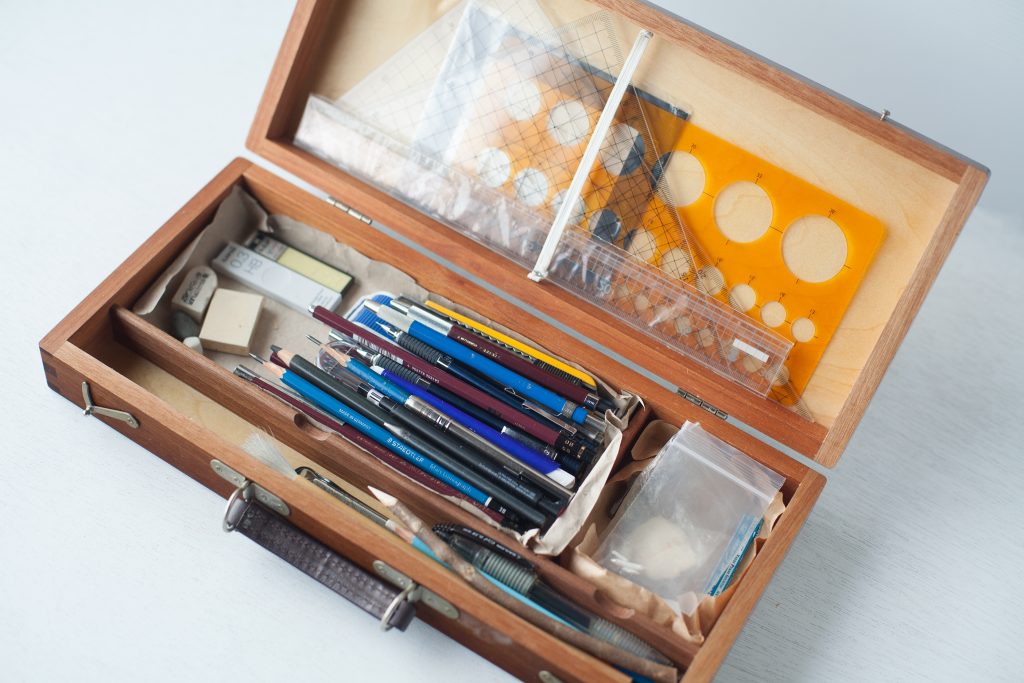 デッサン・ドローイングや水彩などに使う鉛筆類を入れた道具箱  / Tool box for drawing or watercolor art