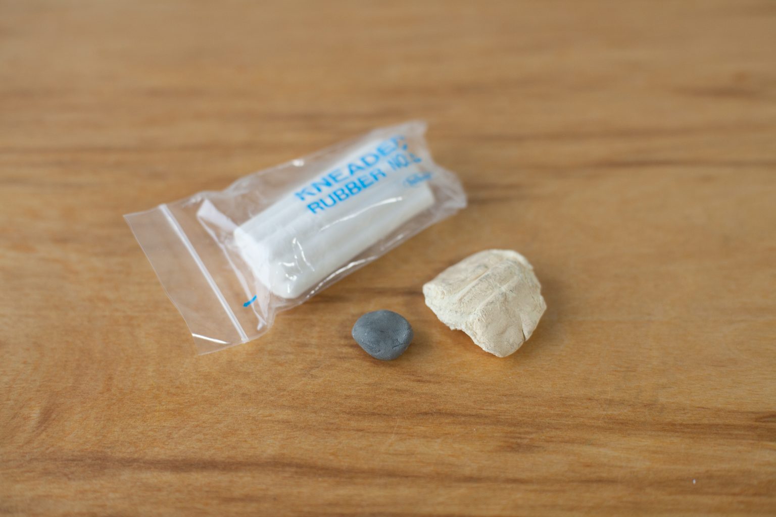 デッサンなど美術用の練り消し / kneaded erasers for art drawing