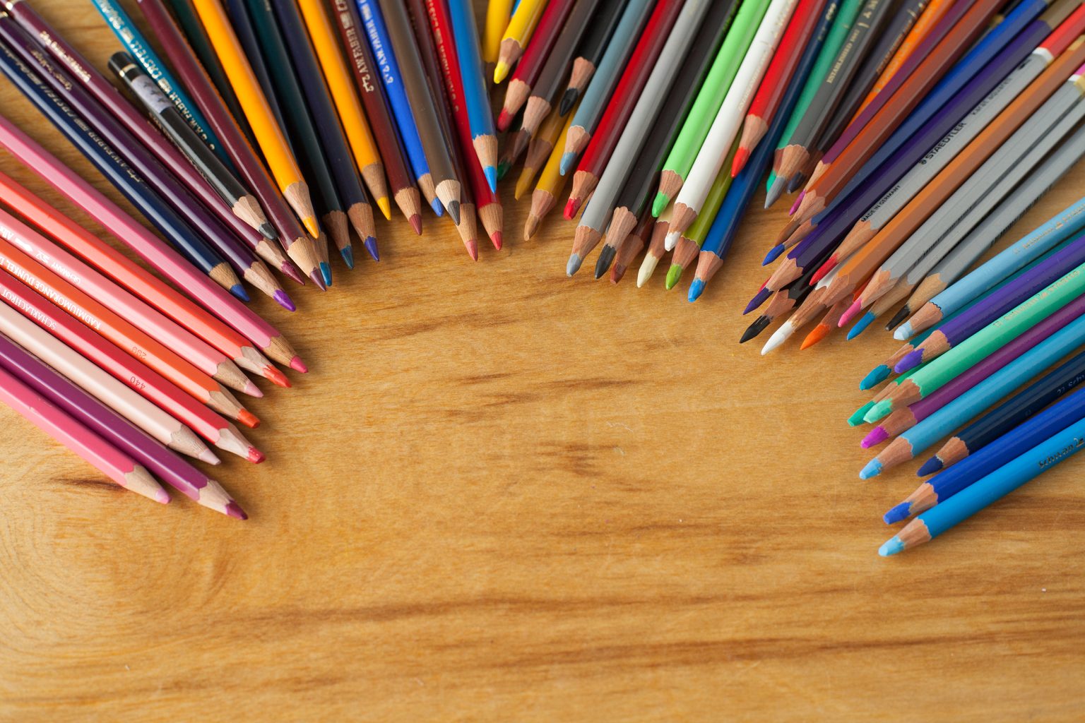 様々な種類の色鉛筆 / Assorted colored pencils